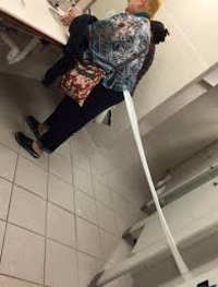 Pendant ce temps, aux toilettes