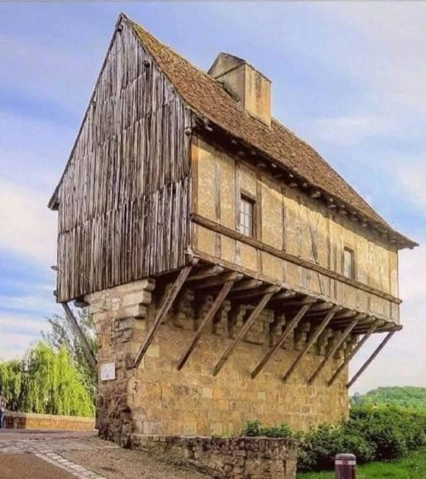 Avec près de 700 ans d'histoire, L'Eschif à Périgueux, en France, est resté perché sur un mur étroit depuis sa construction en 1347. 

Initialement utilisé comme poste de surveillance pour un pont à péage, ce bâtiment à ossature de chêne et de bois avec un remplissage en plâtre repose sur les murs de Puy-Saint-Front, l'ancien centre médiéval de la ville. 

Ses solides poutres de chêne soutiennent la structure sur toute sa longueur, se distinguant comme un exemple exceptionnel d'architecture médiévale qui a résisté à l'épreuve du temps.
Crédits : Cienciatum