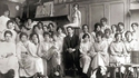 Professeur, modèle et élèves féminines dans un conservatoire d'art, à Paris vers 1910.