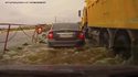 Un camionneur fait l'enfoiré sur une route innondée