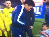 Thiago Silva donne sa veste à un enfant frigorifié