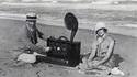 Il y a un siècle, on avait déjà une radio portative pour la plage...