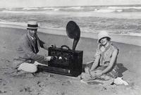 Il y a un siècle, on avait déjà une radio portative pour la plage...