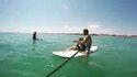 Un calmar géant cherche de l'aide auprès d'un homme en paddle