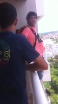 Il achète un parachute sur Internet et saute de son balcon
