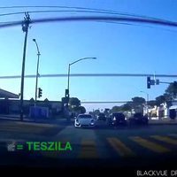 Une Porsche essaye de suivre une Tesla