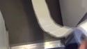 Un pilote fait une expérience dans son avion