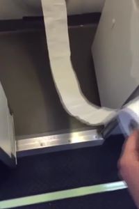 Un pilote fait une expérience dans son avion