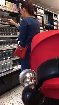 Il installe un klaxon sur une poussette et troll sa femme