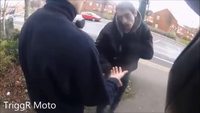 Un motard aide un commerçant à rattraper deux voleurs