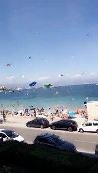 Une mini tornade sème la pagaille sur une plage d'Antibes