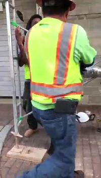 Des ouvriers donnent une leçon à un voleur