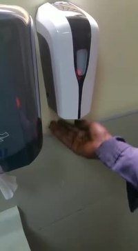 Un distributeur de savon raciste