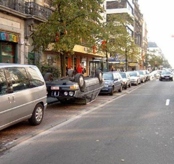 Une voiture garée sur le toit.