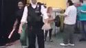 Un policier se détend pendant le Carnaval de Notting Hill