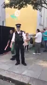 Un policier se détend pendant le Carnaval de Notting Hill