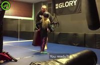 Tu sais pas frapper, poule mouillée ?