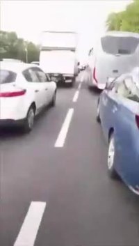 En hoverboard sur l'autoroute