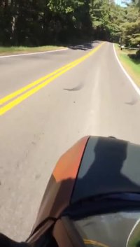 Il utilise sa voiture comme un skateboard dans une descente