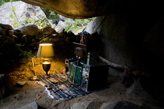 Un geek vit littéralement dans une grotte.