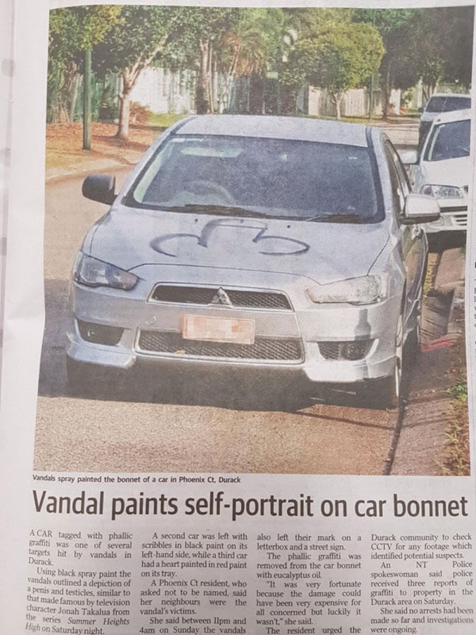 Un vandale réalise un autoportrait sur un capot de voiture.