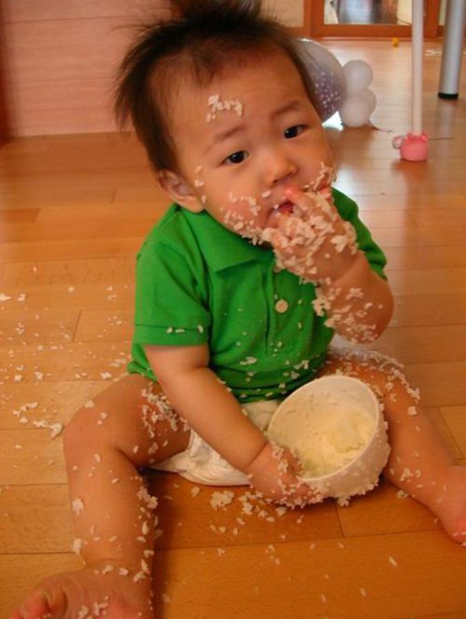 Un bébé asiatique qui mange du riz