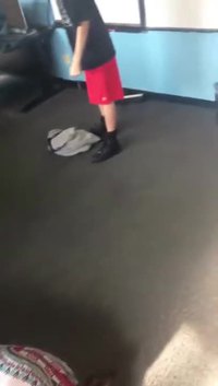 Une enseignante se dispute avec un élève