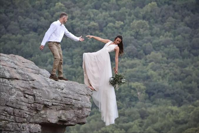 En août 2020, Skye et Ryan Myers se prennent en photo de façon pour leur mariage à Hawksbill Crag, falaise de l'Arkansas.