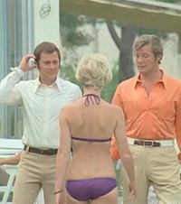 Amicalement Vôtre, Mr Moore