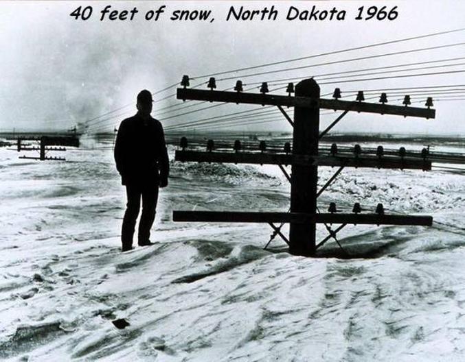 La tempête dura 4 jours. Sur cette photo, c'est 40 pieds soit plus de 12m de neige tombés dans le nord du Dakota.
