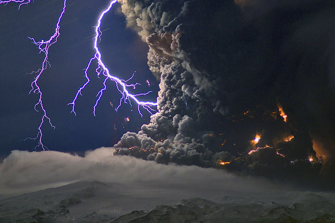 Des éclairs se forment dans la colonne de cendres volcaniques pendant l'éruption d'Eyafallajökull (image du 16 avril 2010).