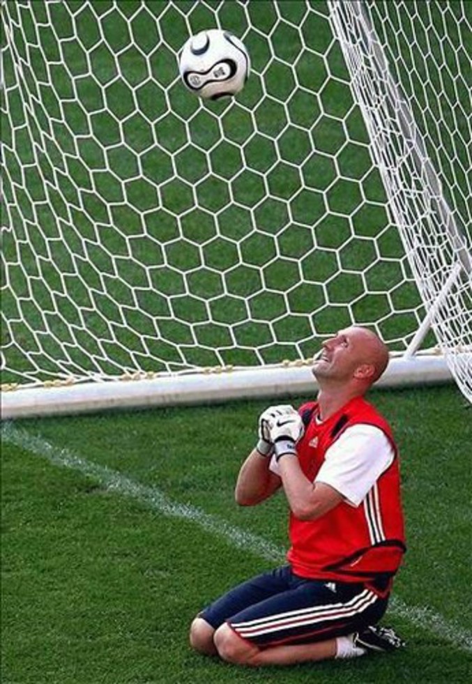 Un gardien de but tente une nouvelle technique pour arrêter le ballon.