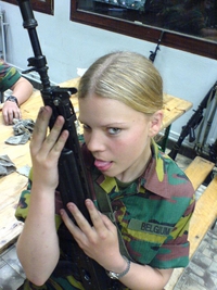 Qui sait à quoi pense cette militaire belge ?