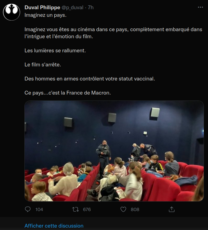 ... et c'est pire.
Des milices de l'État interrompent une séance de ciné pour gosses pour ... PAPIERE BITTE!!!
... pfff ...
Ah oui, désolé, mais pour moi les policiers, c'est des gens en tenue à peu près civil, avec une casquette, un pantalon avec un pli devant, des chaussures citadines cirées, peut-être un flingue, mais pas déguisé en milice ougandaise des années 80.
#balancetonétatpolicier
#'spalapolice ! #'spaunvaccin ;)