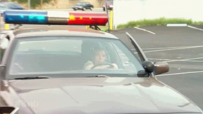 Un policier sort de son véhicule