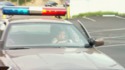 Un policier sort de son véhicule