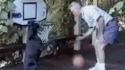Il joue au basket avec son chien qui met un panier