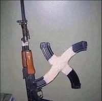 AK47 avec 4 chargeurs attachés