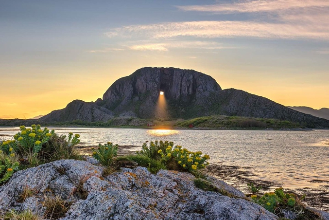 C'est ici que le 6 mai 1988, un vol aérien (le Widerøe Flight 710 (en)) effectuant la liaison Namsos-Brønnøysund s'est écrasé sur le flanc de la montagne faisant trente-six morts dont les membres d'équipage.

Selon la légende, le trou a été fait par le troll Hestmannen alors qu'il chassait la belle fille Lekamøya. Lorsqu'il réalisa qu'il ne pourrait l'obtenir, il lança une flèche pour la tuer mais le roi des trolls de Sømna jeta son chapeau pour dévier la trajectoire et sauver la belle. Le chapeau se retourna avec un trou en son centre. 

Source : Wikipédia