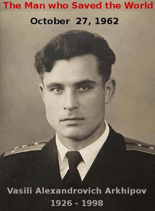 Il y a 50 ans, au sommet de la crise des missiles cubains, le second commandant Vasili Arkhipov du sous-marin soviétique B-59 a refusé d'être d'accord avec l'ordre de son capitaine pour le lancement de torpilles nucléaires contre les vaisseaux de guerre américains et déclenchant ce qui aurait pu être une guerre nucléaire de superpuissances.
Les États-Unis avaient abandonné des charges de profondeur près du sous-marin pour tenter de le forcer à faire surface, sans savoir qu'ils portaient des armes nucléaires. Les officiers soviétiques, qui avaient perdu le contact radio avec Moscou, ont conclu que la 3ème guerre mondiale avait commencé, et deux des officiers ont accepté de faire exploser les vaisseaux de guerre, Arkhipov n'a pas donné son accord - Or, mesures de sécurités obligent, le consentement unanime de trois agents était requis - Grâce à lui, nous sommes encore ici pour en parler...