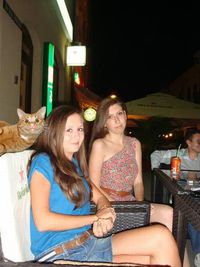 Il y a trois chattes sur cette photo