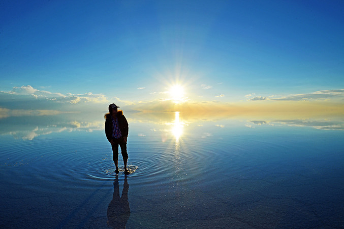 Le salar d'Uyuni est un immense lac de sel. Après la pluie,il se retrouve parfois recouvert d'une mince couche d'eau,de quelques centimètres, trop fine pour que les vaguelettes puissent se propager,et devient un immense mirroir parfaitement lisse