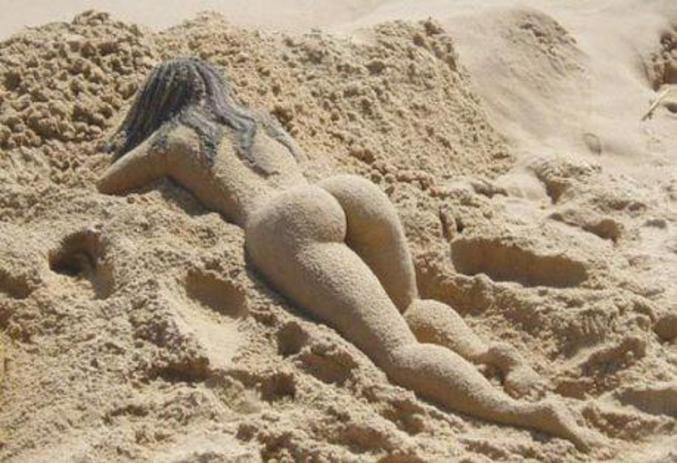 Une sculpture de sable très sexy.