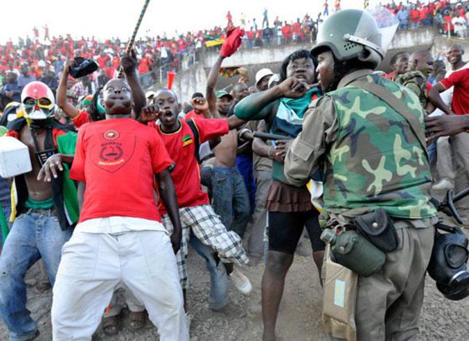 La police tente de contenir les supporters de l'équipe de football du Mozambique après leur victoire face au Kenya. 6 septembre 2009.