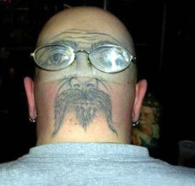 Un tatouage de visage sur l'arrière du crâne. Magnifique, hum.