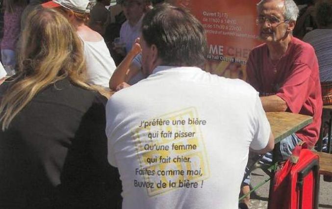 Un homme porte un T-shirt assez clair sur ses préférences pour passer du bon temps.