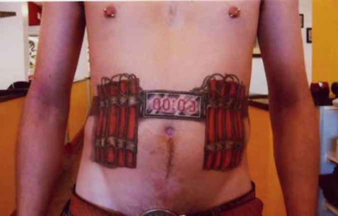 Un tatouage de bombe humaine.