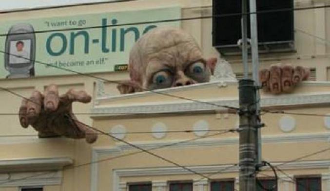 Un Gollum géant sur une facade d'immeuble