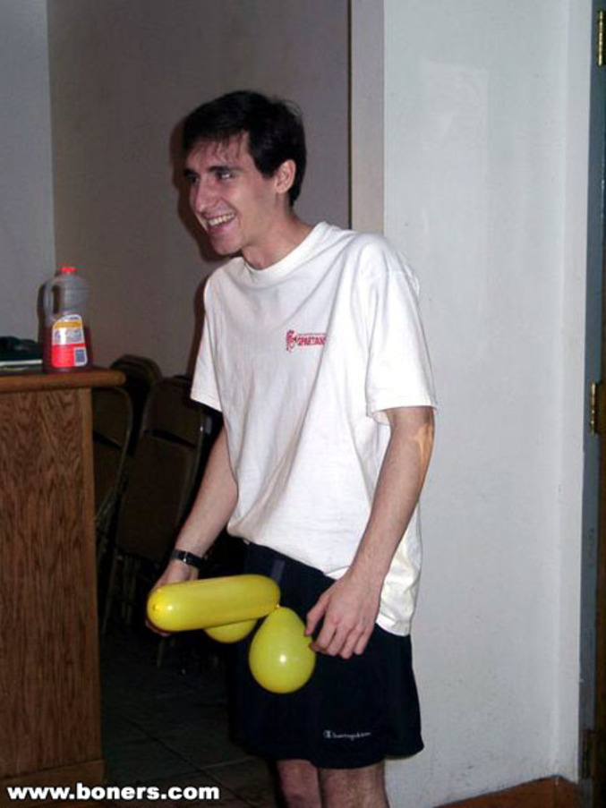Un garçon avec un ballon en guise de sexe.