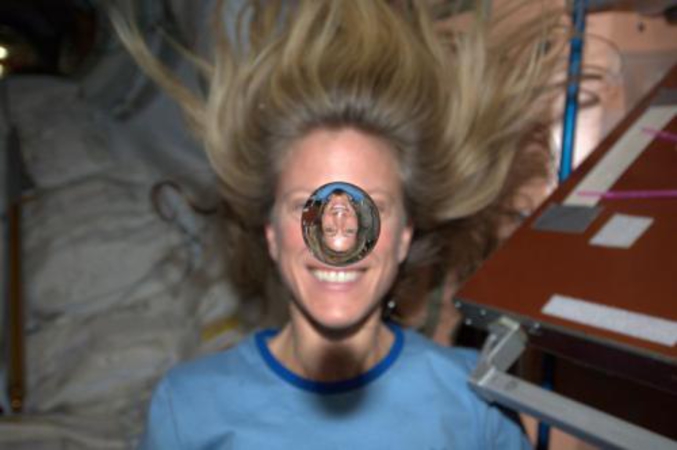 Une photo de Karen Nyberg prise dans la Station spatiale internationale.